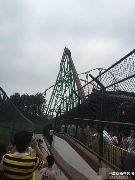 过山车脱轨堕地(现场图) 现实版死神来了吓死游