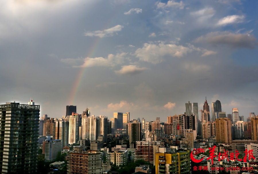广州昨天半边彩虹挂云间 市民拍照晒朋友圈