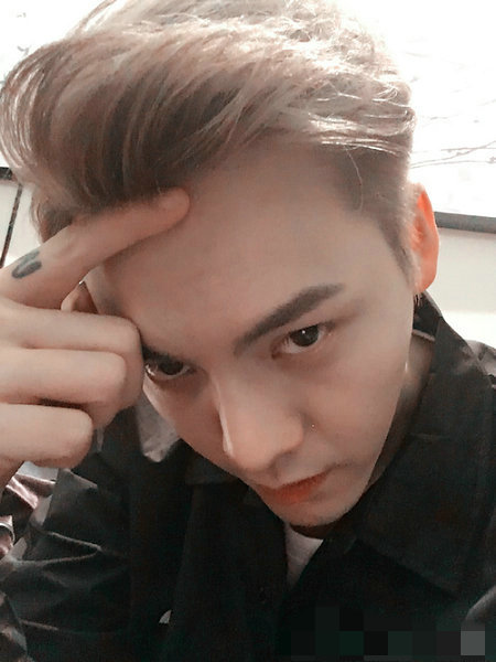 陈伟霆熊抱外甥(图) 网友:大家好!我是舅妈!