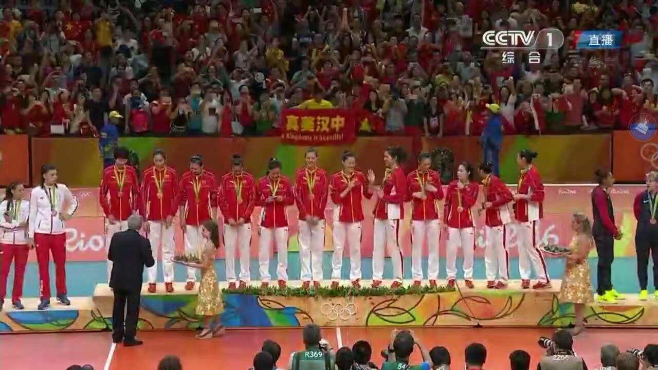 女排颁奖礼现广告 网友褒贬不一官方这样回应