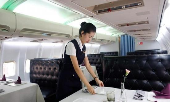 武汉飞机餐厅开业 真实模拟机场环境可体验驾