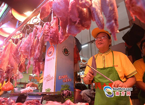 帽子,系上绿围裙,"北大屠夫"陆步轩在广州市东山口肉菜市场操刀卖猪肉