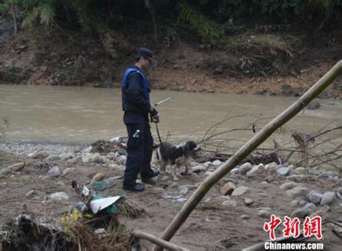 搜救队寻找尸体 0023248155c6196a811c0b.jpg