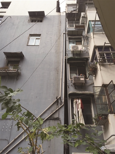 提心吊胆!南京冒出楼靠靠!楼歪歪、楼脆脆都弱