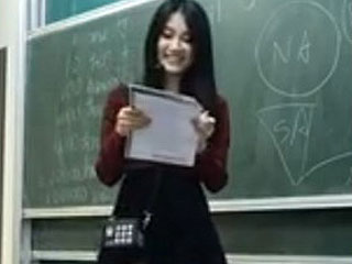 女老师穿短裙上课 日系打扮惊艳众人!网友直呼