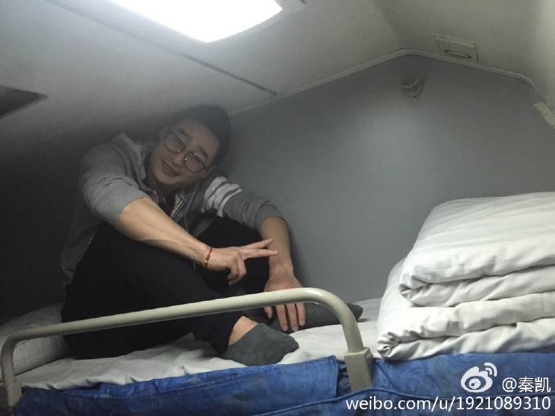 奥运冠军坐火车卧铺上铺回家过年(组图)