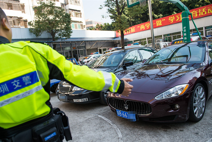 两辆玛莎拉蒂撞脸(组图) 网友:连豪车都开始高