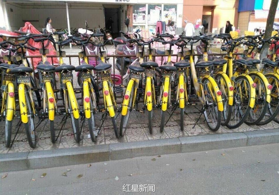 百辆单车被锁大院 堆得密密麻麻!城管:随意停放