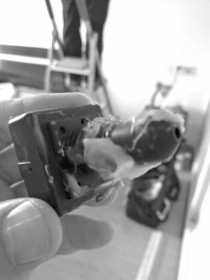 男子清洗卧室空调惊现摄像头 出租屋电器内藏摄像头不在少数