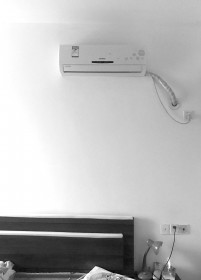 男子清洗卧室空调惊现摄像头 出租屋电器内藏摄像头不在少数
