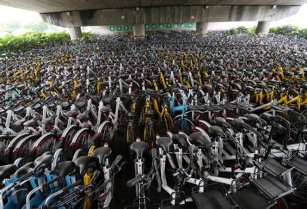 消失的单车哪儿去了?高架共享单车堆积如山