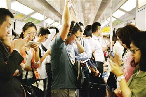吃惊!地铁低头族增多 头一低将带来连锁反应