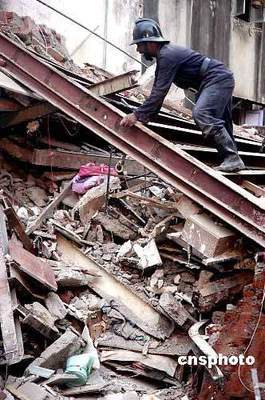 可怕！印度三层楼房垮塌（图）数十人被埋