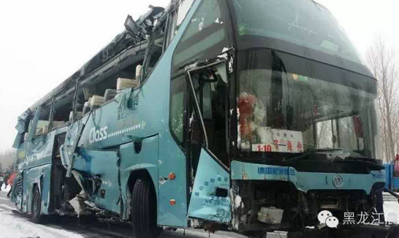 黑龙江高速路大客车侧翻致4死27伤 隔离带被撞