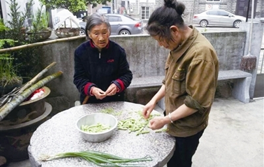 <em>十兄妹年龄相加863岁</em> 家族聚餐光烧饭要5个厨