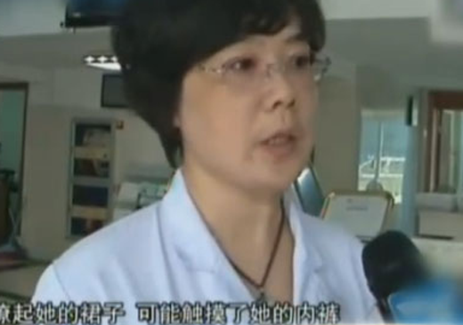 女子体检裙子被撩起 男<em>医生把手伸进</em>女孩<em>内裤</em>