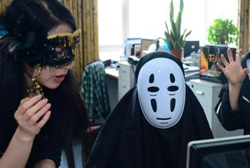 <em>员工戴面具上班</em>只为减压 网友:贵公司招人吗?