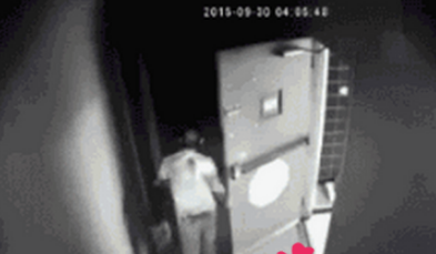  店主给小偷做密室 :脚踹手撬双层钢板门 守株待