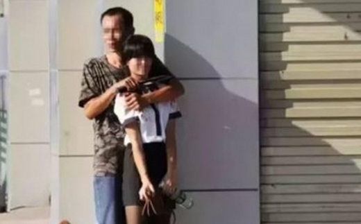  劫匪遇淡定女孩  被反问 死就死呗,有啥好怕的 ▏