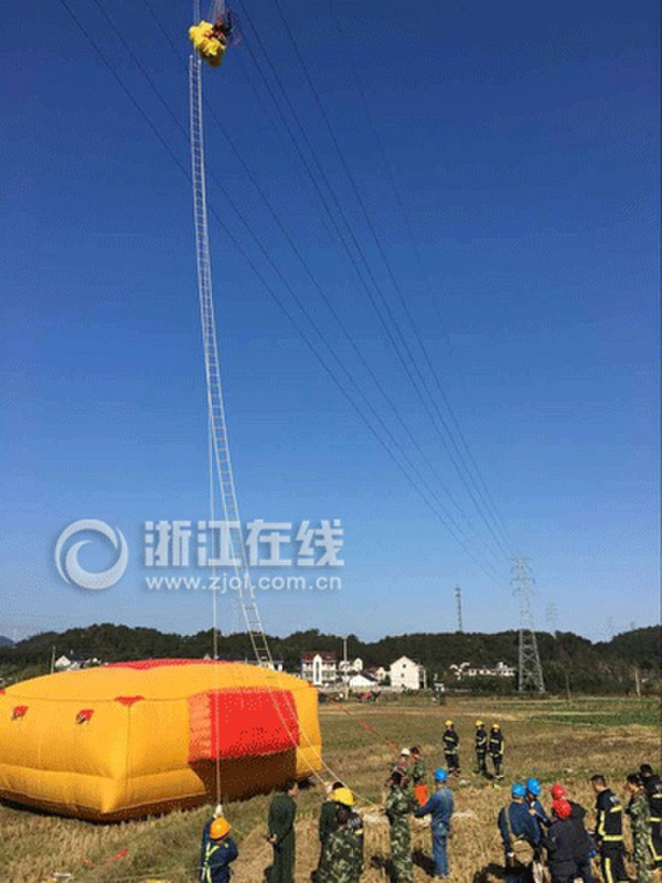  男子玩滑翔伞遇险 :在11万伏高压线上吹冷风 想