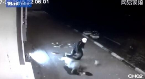  戴面具吓人被抓  男子扮丧尸吓路人被枪击多次