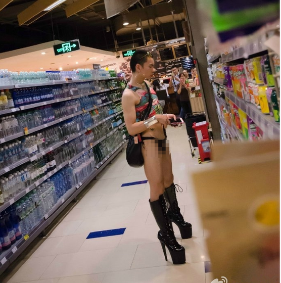 深圳超市现异装男(组图):内衣外穿、脚踏高跟鞋，沉醉自我