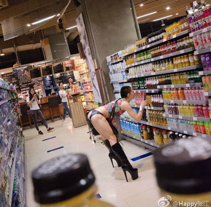 深圳超市现异装男（图） 高跟露臀举手投足之间散发着名媛气质
