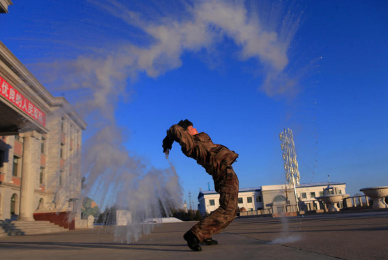 兵哥泼热水瞬成冰 网友大呼:这姿势要火