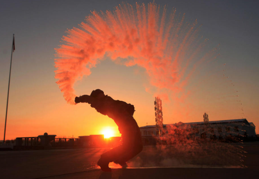 兵哥泼热水瞬成冰 网友大呼:这姿势要火