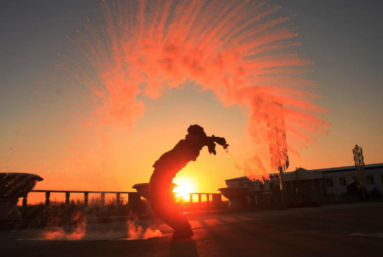 兵哥泼热水瞬成冰 网友大呼:这姿势要火