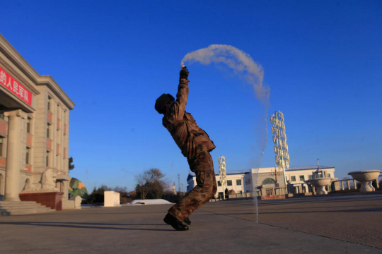 兵哥泼热水瞬成冰 网友大呼:这姿势要火