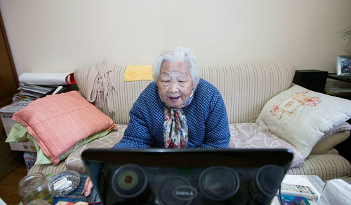 很溜!93岁奶奶玩网游 每次出牌只考虑三四秒_