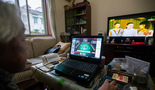 很溜!93岁奶奶玩网游 每次出牌只考虑三四秒