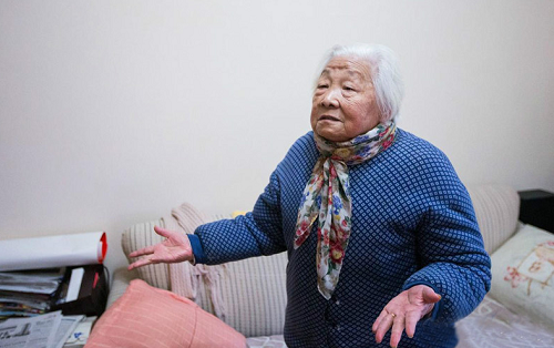 很溜!93岁奶奶玩网游 每次出牌只考虑三四秒