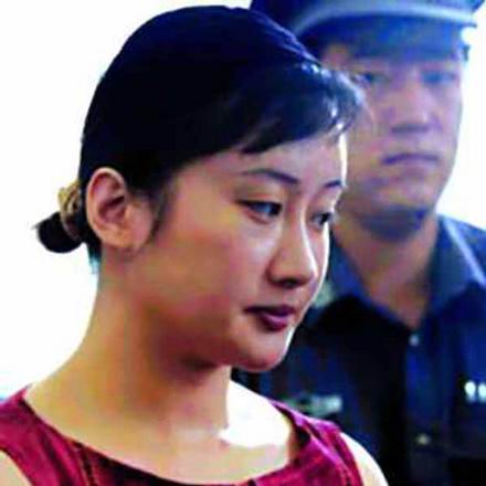 南方网:刀刺男友并毒杀其妻 漂亮空姐诠释蛇蝎