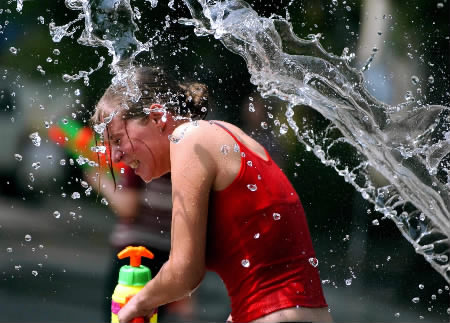 云南泼水节外国 200403180187_385511.jpg