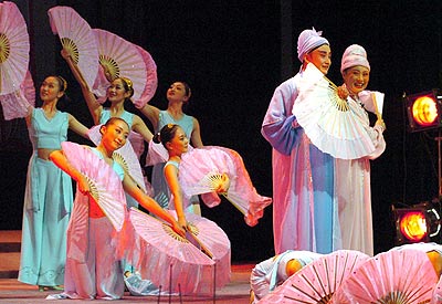9月9日,在铁岭红旗剧场,辽宁省民间艺术团的演员正在载歌载舞地表演
