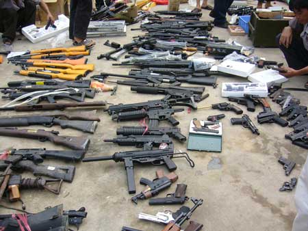 公安销毁收缴的枪支和管制刀具:南方网社会新