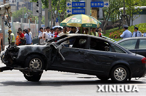 外地牌号奥迪轿车在上海连续撞伤4名警察5名
