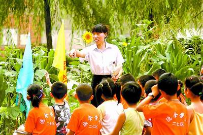 郑州一小学让学生持红缨枪站岗