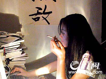 聚焦广州女烟民:<em>女大学生</em>靠吸烟发泄