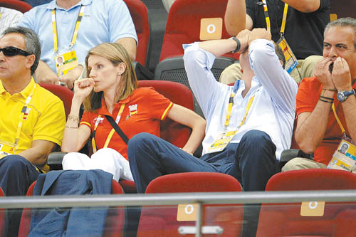 西班牙王储和王妃观看女子篮球比赛:南方网社
