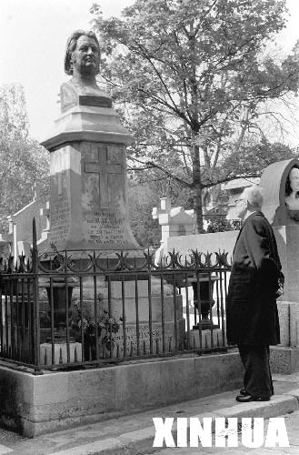 在法国著名作家巴尔扎克墓前凭吊:南方网社会
