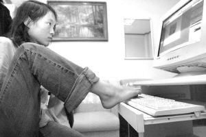 南方网:双脚学书法断臂少女在西安一民办高校