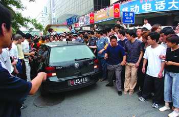 南方网:德国使馆车在北京闹市撞人耍横遭围堵