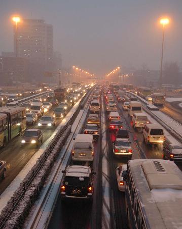 降雪后的北京西三环路交通拥堵.