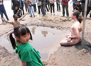 艺术工作者河边<em>裸体</em> BR 艺术村民现场表示抗议