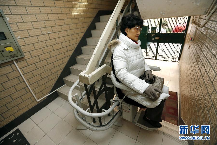 上海旧小区老人残疾人用上座椅式电梯