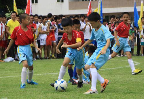首届广州中小学足球联赛18日上午开球