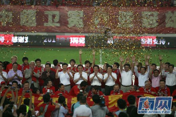广州恒大队提前一轮成功卫冕中超冠军 地市滚